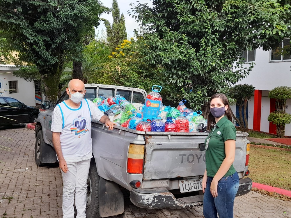 Coleurb entrega à ONG Amor mais de 130 mil tampinhas